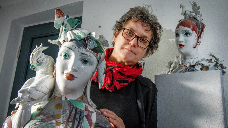 Die Designerin Sabine Wachs fertigt in ihrem Atelier in Mochau fantasievolle Objekte aus Porzellan.