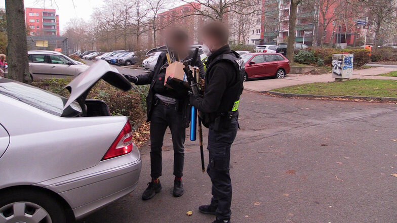 Razzien wegen Hasskommentaren: Polizei stößt auf Waffenarsenal in Sachsen