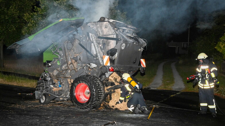Eine Strohballenpresse ist am späten Donnerstagabend auf der B6 in Hochkirch in Brand geraten.