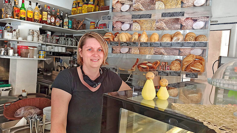 Anett Köhler aus Lenkersdorf im Erzgebirge wundert sich in ihrer „Sonnenbäckerei“ an der Playa de Palma vor allem über das Verhalten der deutschen Touristen.