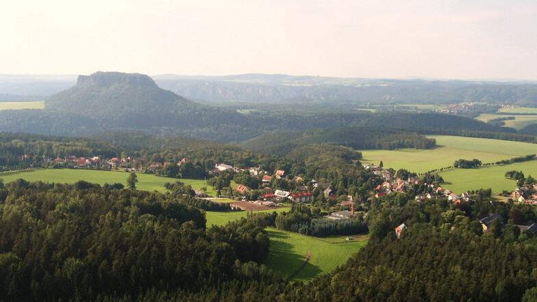 Gohrisch ist ein beschaulicher Ort in der Sächsischen Schweiz. Hier der Blick auf die Gemeinde und den Lilienstein.
