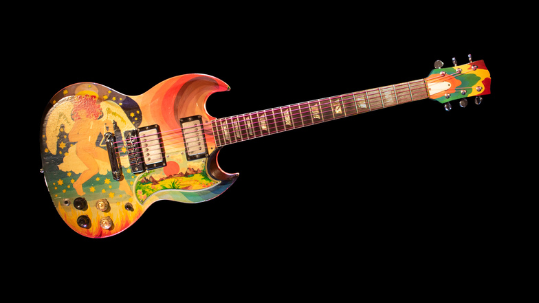 Diese bunt bemalte Gitarre der Blues- und Rocklegende Eric Clapton ist in den USA für 1,27 Millionen Dollar versteigert worden.