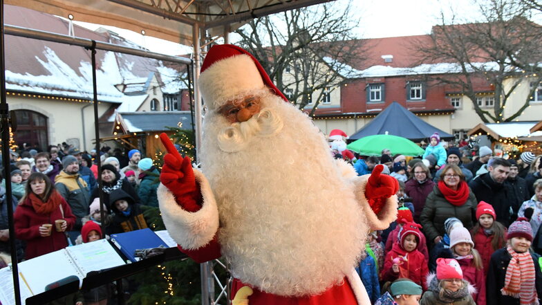 Der Weihnachtsmann hatte auch am Wochenende viel zu tun. So war er auch zu Gast auf dem Schlosshof in Freital Burgk.
