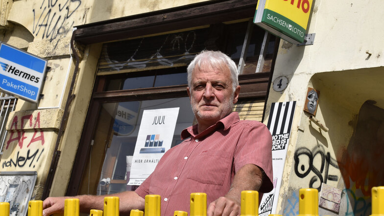 Hans Jürgen Zickler ist künftiger Landtagsabgeordneter der AfD, vor dem Laden seiner Frau, der immer wieder von AfD Gegnern angegriffen wird.
