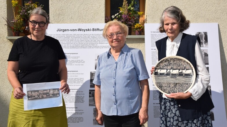Sabine Mohrmann (v.l.), Tochter von Jürgen von Woyski, zeigte beim Kulturbund-Hoffest das Foto eines von ihrem Vater angefertigten Reliefs, das sie verschenken will. Außerdem auf dem Bild zu sehen sind Paula Strobel vom Kulturbund und Ingrid Tempel.