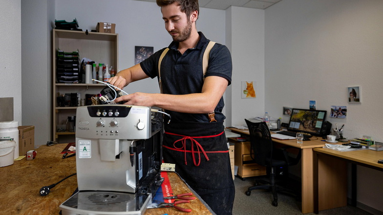 André Schneider hat am Glashütter Marktplatz eine Kaffeeautomaten-Werkstatt eröffnet.