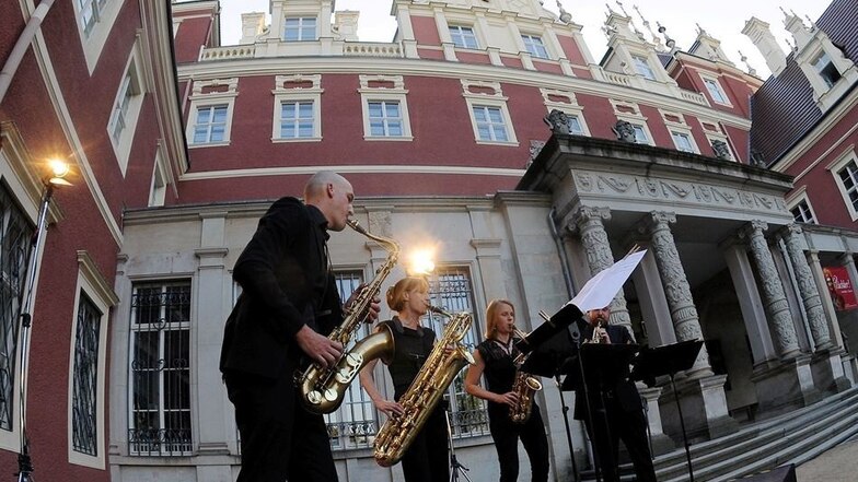 Ein Saxofonquartett aus Berlin verzauberte am Freitagabend die Besucher des Musiksommers im Innenhof des Neuen Schlosses in Bad Muskau.