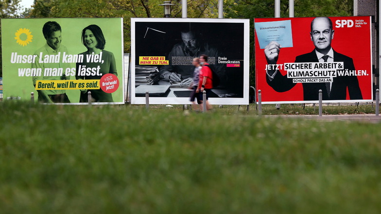 Wahlplakate der Parteien Die Grünen (l-r), FDP und SPD