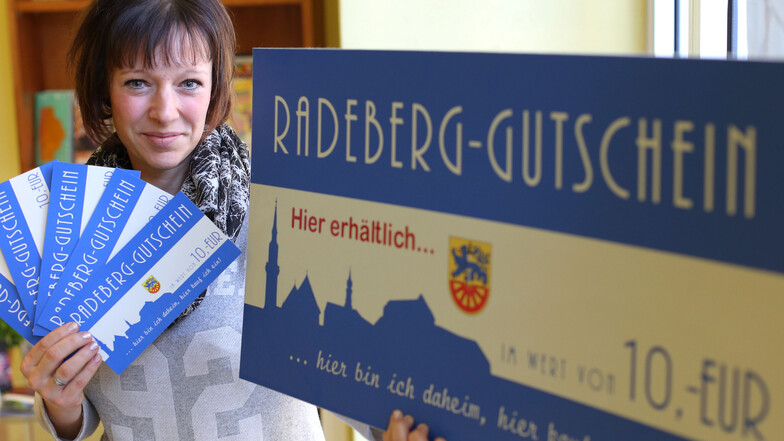 Anja Gude vom Ticketservice Radeberg bietet die Gutscheine an. Sie können in mehr als 40 Geschäften, Gaststätten und Freizeiteinrichtungen eingelöst werden.