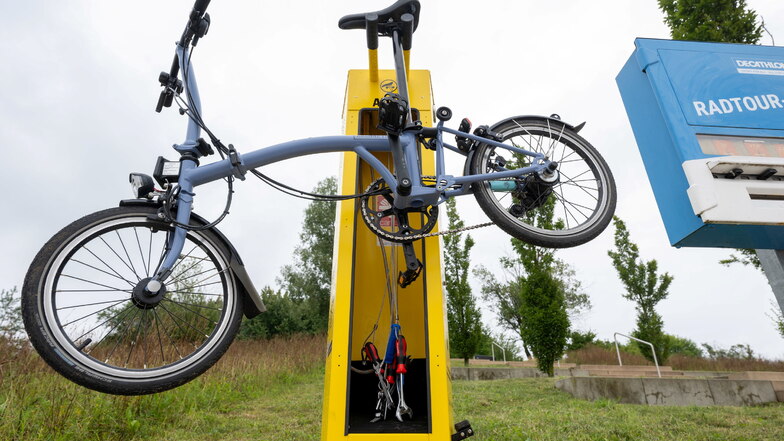 Ein Fahrrad hängt an einer Radservice-Station am Schladitzer See bei Leipzig.