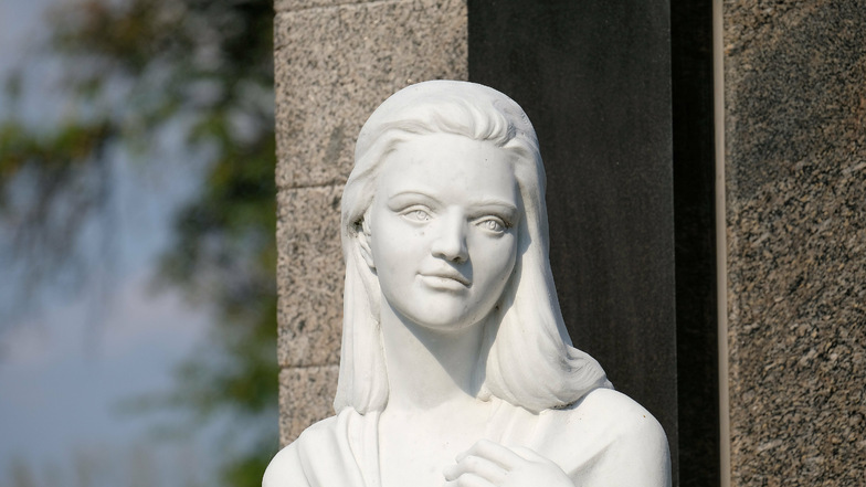 Mit einem leichten Lächeln. Der Künstler Maximilian Hagstolz  schuf die lebensgroße Statue für die Grabanlage.