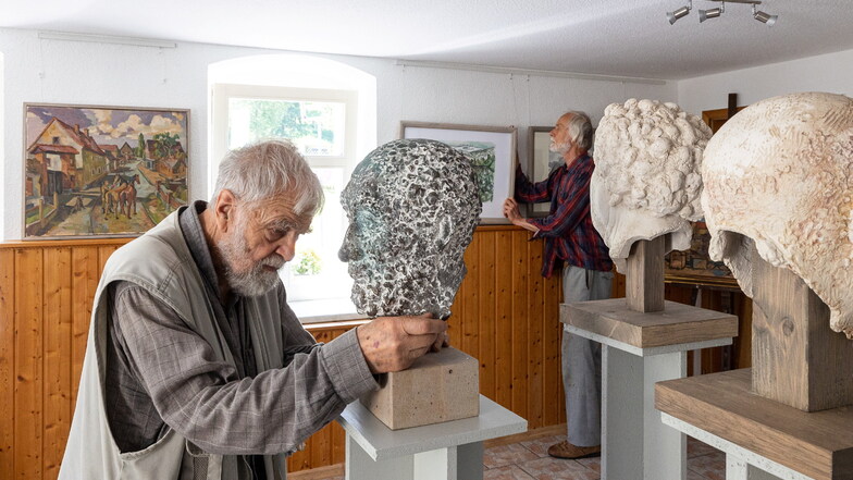 Die Künstler Friedemann Döhner und Carsten Watol bereiten ihre Ausstellung in der Heimatstube Schellerhau vor.