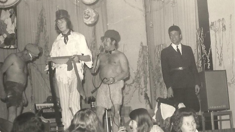 Schaumbad auf der Bühne: Zart die Anfänge auf dem Saal von Bärenstein: Die Spaßvögel nahmen 1974 einfach ein Schaumbad auf der Bühne. Die Zuschauer amüsierten sich köstlich.