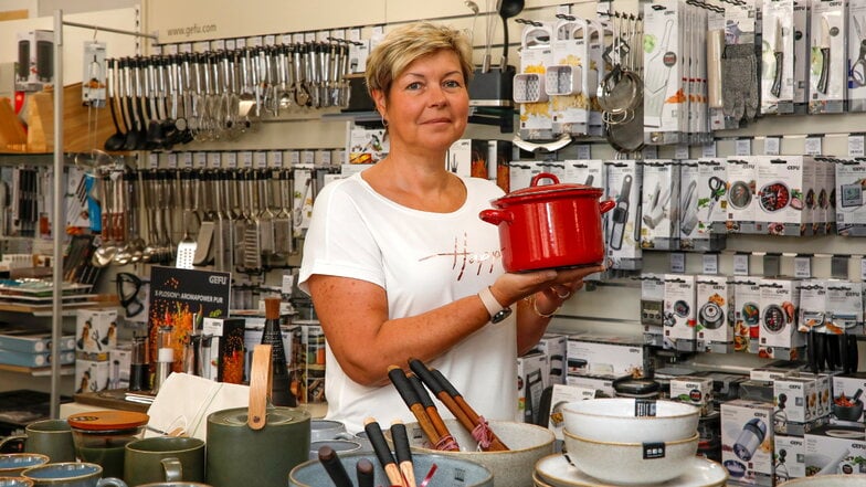 Anke Kothe in ihrem Haushaltswarengeschäft in Neugersdorf. Jetzt trifft sie eine neue EU-Bürokratiekeule.