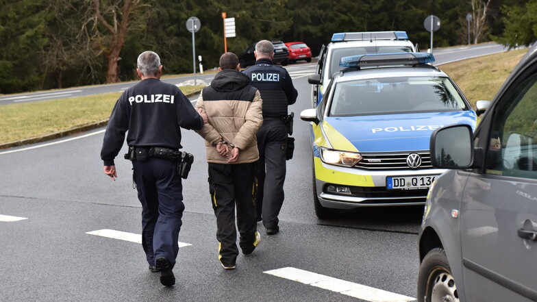 Festnahme nach dem Unfall auf der B170 nahe Altenberg. Um nach den Verdächtigen zu suchen, setzte die Polizei einen Fährtenhund ein.
