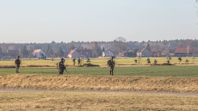 Die holländische Armee bei einer Luftlande-Übung im Januar nahe Rothenburg.