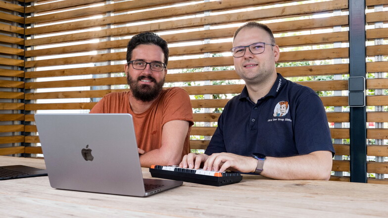 Manuel Mauky (links) und Max Wielsch sind beide Softwareentwickler bei Carl Zeiss Digital Innovation GmbH.