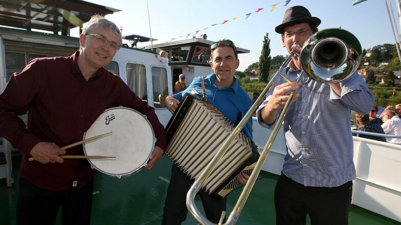 Drei Musiker auf einem Schiff: Armin Groß, Christian Helm und Fritjof Laubner (v.l.) bringen Dixie auf die "Bastei".