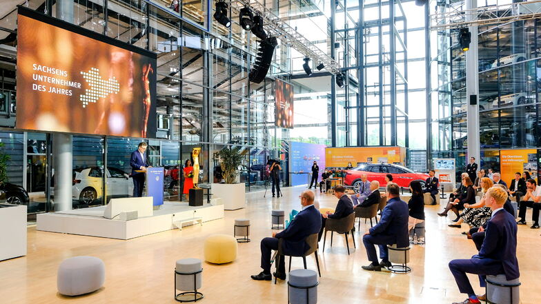 Die Ehrung für "Sachsens Unternehmer des Jahres" findet Corona bedingt zum zweiten Mal nur im kleinen Kreis statt. Das tut der guten Stimmung in Dresdens Gläserner Manufaktur von Volkswagen keinen Abbruch.