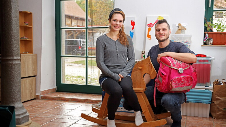 Pia Knapper und Marcel Krause sind extra von Berlin nach Nickritz gezogen, damit ihre Kinder in die freie Schule Jahnishausen gehen können.