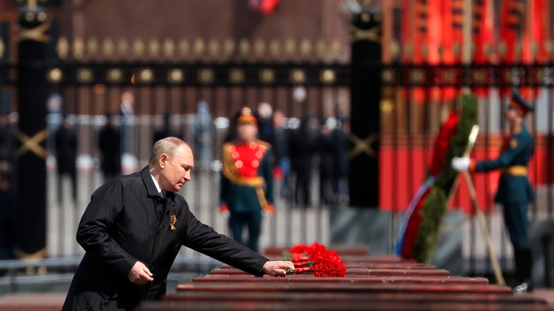 Putin legte im Anschluss an die Militärparade Blumen am Grab des Unbekannten Soldaten nieder.
