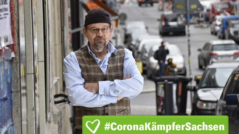Jörg Stübing von Büchers Best in der Dresdner Neustadt ist durch die Corona-Krise gekommen - mit innerem Widerstand, dem Internet und Kater Musashi.