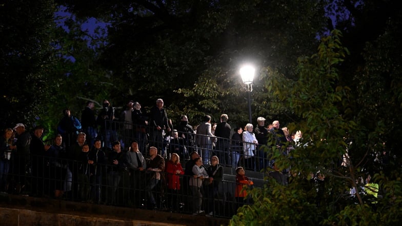 Viele Menschen verfolgen das Geschehen von der Brühlschen Terrasse aus.