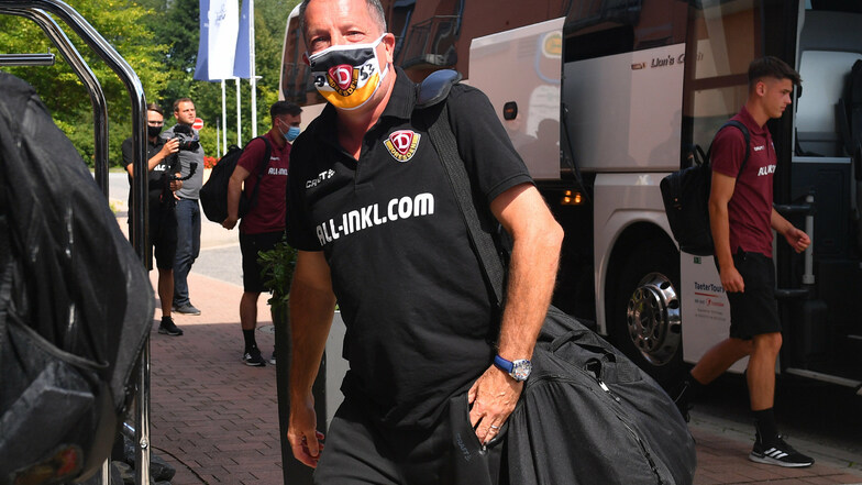 Trainer Markus Kauczinski trägt den stilechten Mund-Nasenschutz.