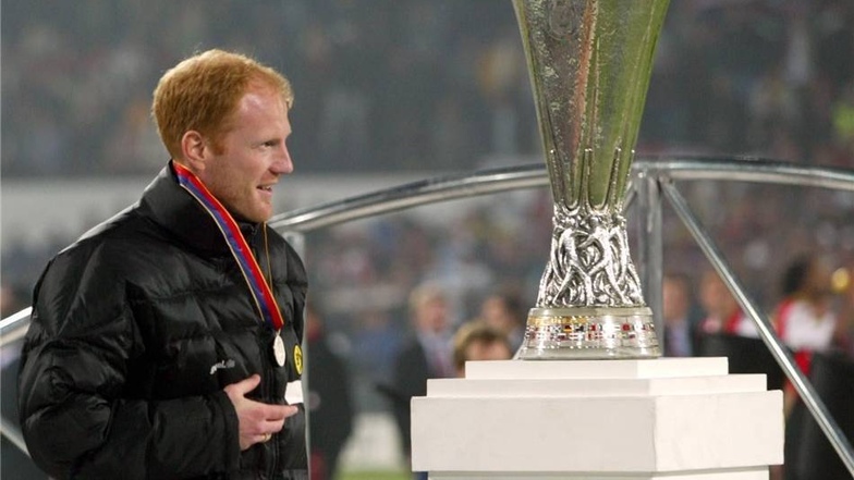 Nach dem verlorenen Endspiel des Uefa-Cups der Saison 2001/02 im Mai 2002 muss der damalige Trainer von Borussia Dortmund, Matthias Sammer, den Pokal links liegen lassen. Zuvor hatte Feyenoord Rotterdam im heimischen Stadion den BVB mit 3:2 bezwungen.