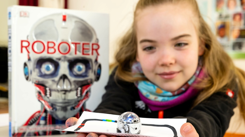 Der Roboter Ozobot ist klitzeklein, hat aber ein großes Ziel: Er soll bei Kindern und Jugendlichen Interesse am Programmieren und an Naturwissenschaften wecken. Mercedes hat bei einem Kurs in Bautzen Befehle für ihn programmiert.