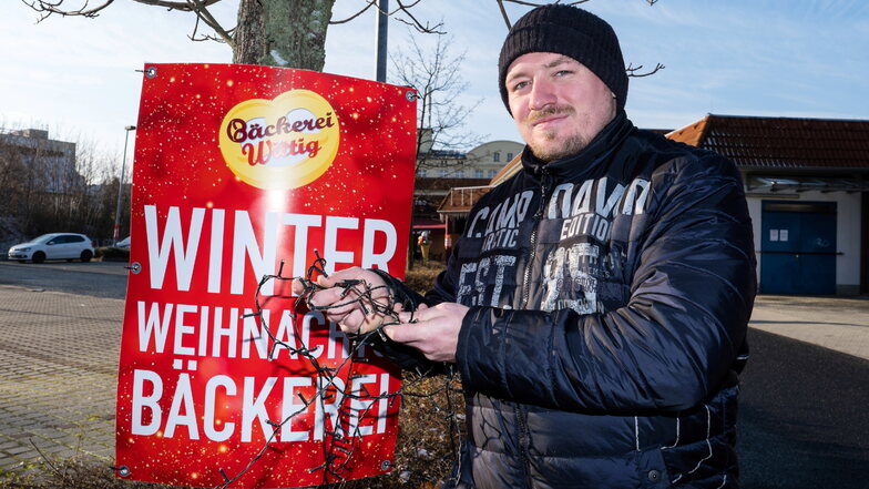 Denis Wittig, Backstubenleiter bei Bäckerei Wittig, mit den Resten der zerstörten Weihnachtsbeleuchtung.