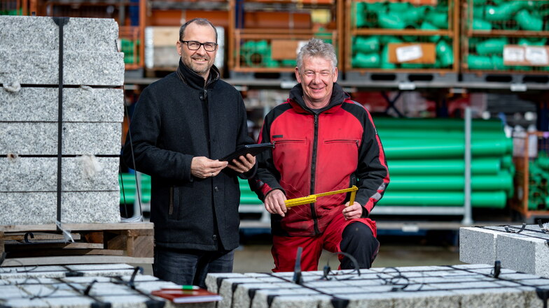 Bereits seit 30 Jahren gibt es das Unternehmen Renner Baustoffe in Waldheim. Jens Pacholke (links) gehört neben dem Dienstältesten Dirk Großmann zu den langjährigen Mitarbeitern.
