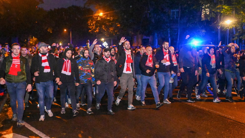 Mit einem Fanmarsch sind die Fans von Roter Stern Belgrad zum Stadion gelaufen.