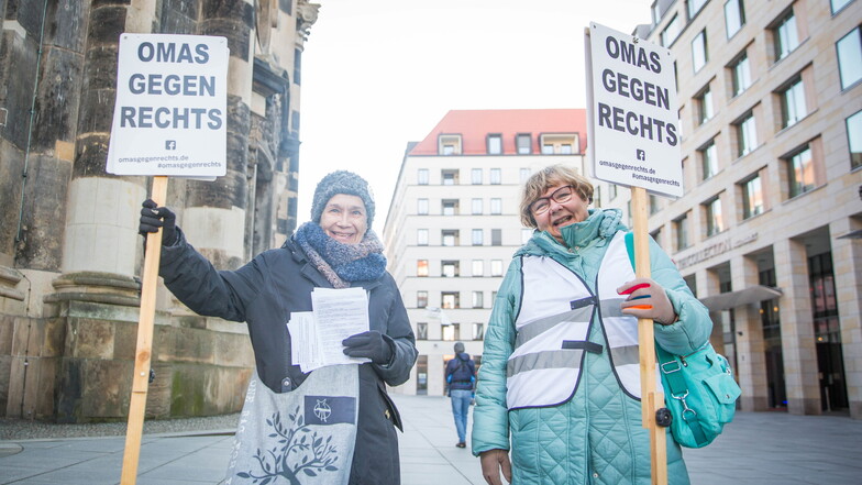 Gutgelaunt und gegen Neonazi-Gedenken: "Omas gegen rechts" vor der Frauenkirche.