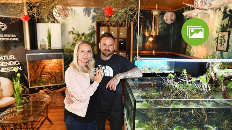 Aline und Oliver Heinrich stehen im asiatischen Teil des Aquagarden-Cafés. Sie ist die Geschäftsführerin, ihr Mann hilft in seiner Freizeit mit.