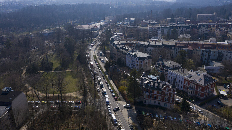 Seit die Stadtbrücke in Görlitz am Vormittag geöffnet wurde, wird die Autoschlange immer länger. 
