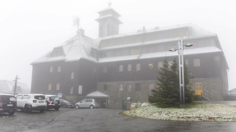 Das Hotel Fichtelberghaus ist mit einer leichten Schneeschicht bedeckt.