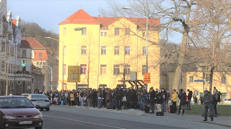 Viele Menschen warten verzweifelt in Freital-Potschappel auf einen Bus in Richtung Dresden.