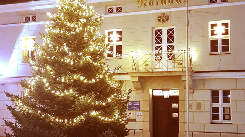 Das Ortrander Rathaus mit Weihnachtsbaum.