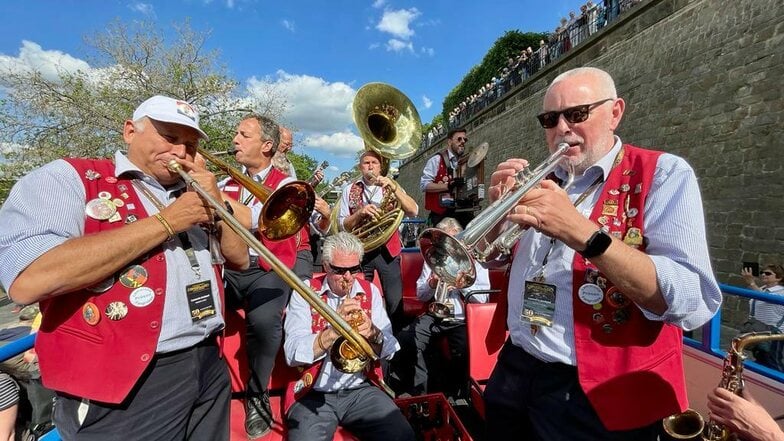 Die Band Lamarotte aus dem niederländischen Tilburg brachte zur Dixieland-Parade am Sonntagnachmittag das Terrassenufer zum Beben.