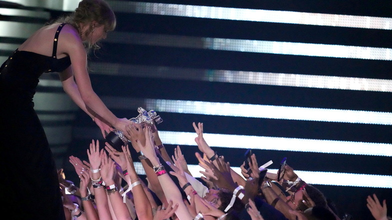 Taylor Swift nimmt den Preis für das Video des Jahres für "Anti-Hero" entgegen.