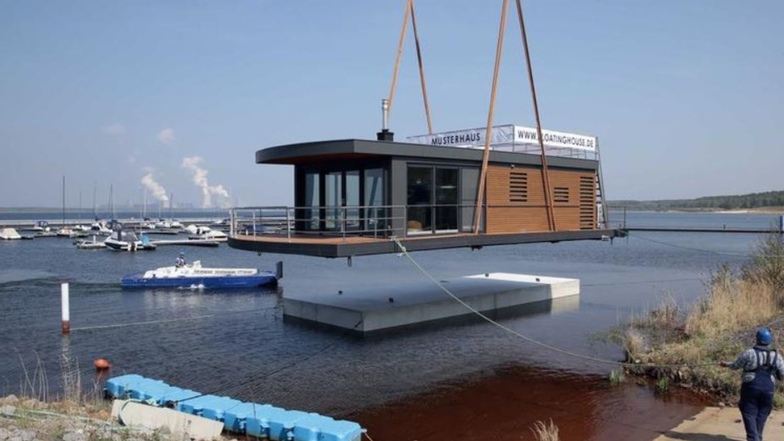 Per Kran wurde kürzlich das erste schwimmende Haus auf den Bärwalder See gesetzt.