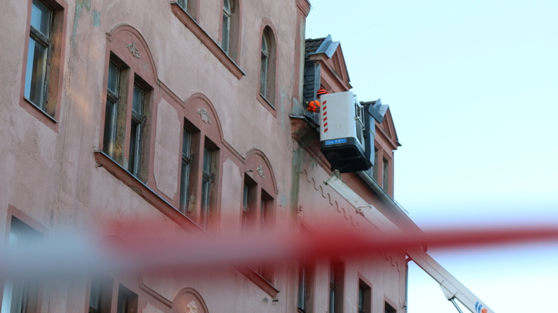 Mit dem Hubsteiger untersuchten die Bauhofmitarbeiter die Schäden am Dach des alten Konsumgebäudes. Foto: Lars Halbauer