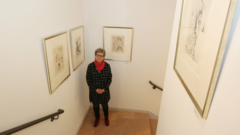Die Leiterin des Waldheimer Stadt- und Museumshauses, Barbara Hengst, steht auf der Kunsttreppe. Dort sind Bilder aus dem Mappenwerk von Salvador Dalí „Venus im Pelz“ ausgestellt. Wegen Corona ist das Haus derzeit geschlossen.