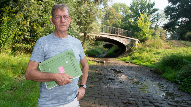 Er macht sich angesichts des dritten Dürresommers Sorgen um die Dresdner Bäche: Gewässerökologe Harald Kroll-Reber vom Umweltamt steht in der fast ausgetrockneten Prießnitzmündung.