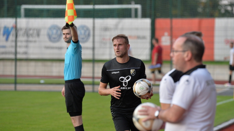 Im Fußball soll es für den SC Freital, hier Benjamin Sturm beim Einwurf, weiter nach oben gehen - aber auch in anderen Abteilungen.