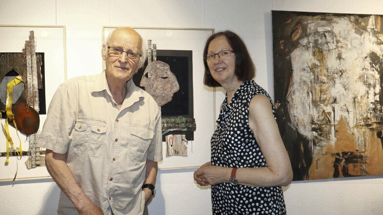 Begleitend zu der Ausstellung „La hora es“ des Weißwasseraner Künstlers Eberhard Peters (li.) las die sorbische Autorin Róža Domašcyna aus Bautzen in der Kleinen Galerie in Weißwasser. Sie fühle sich durch seine Arbeiten inspiriert, sagte sie.