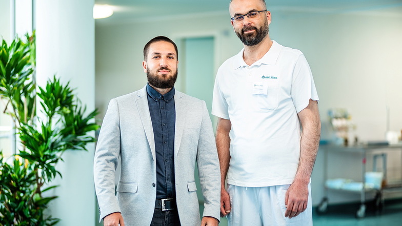 Neuzugang Dr. Bashar Abd Alraheem (r.) mit Klinik- Geschäftsführer Robin AL-Ani in Sebnitz.