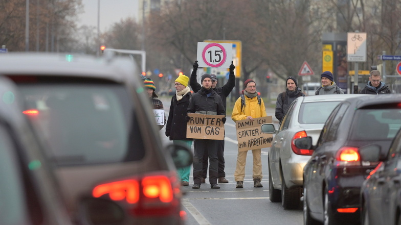 Klimaschützer haben am Donnerstagmorgen Straße in Dresden blockiert