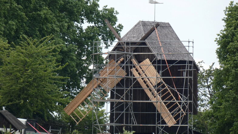 Rechtzeitig vorm Mühlentag am Pfingstmontag bekommt die Lugaer Bockwindmühle jetzt ihre Flügel zurück. So präsentierte sie sich am späten Montagnachmittag.